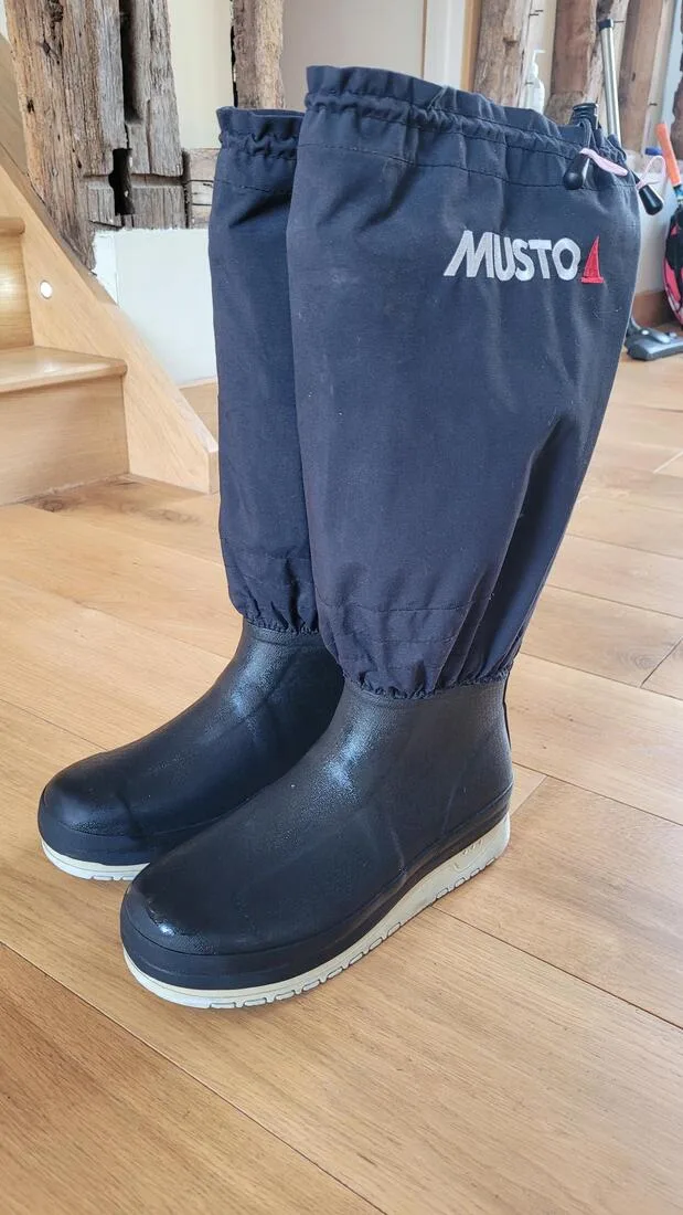 MUSTO SOUTHERN OCEAN SAILING BOOTS (SIZE 9)