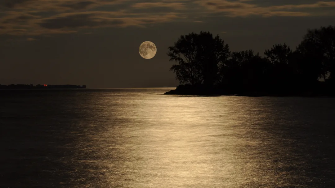 Picture of moon and ocean